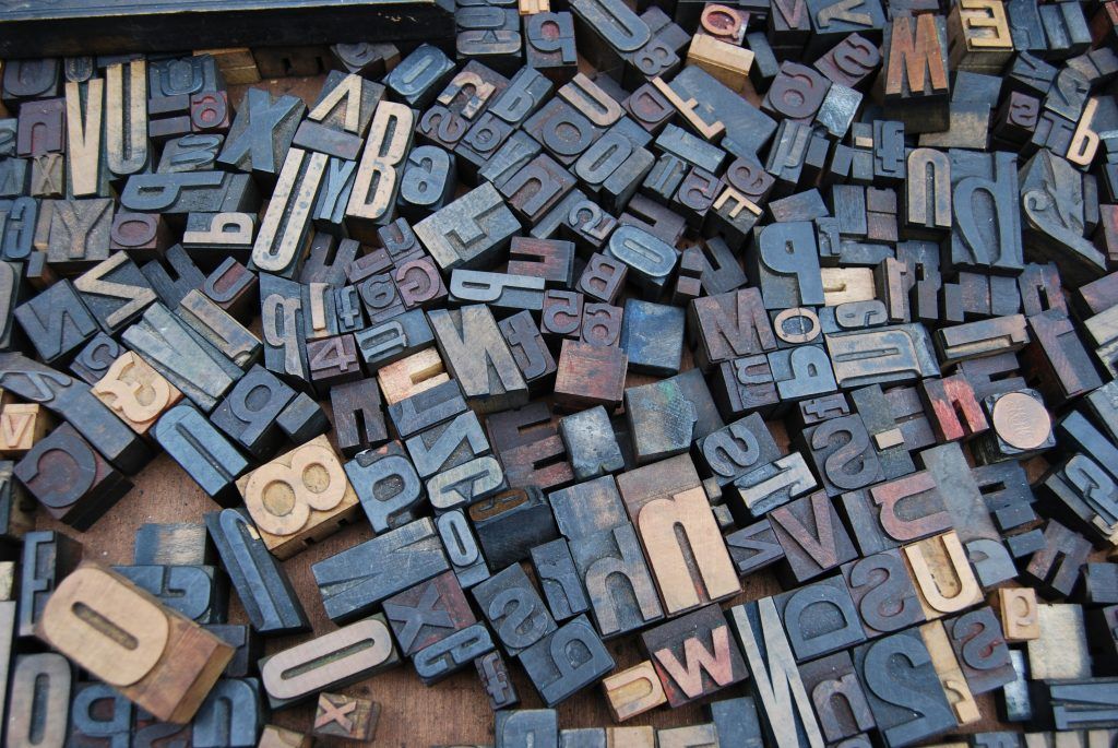 Draufsicht von Drucklettern verschiedener Buchstaben